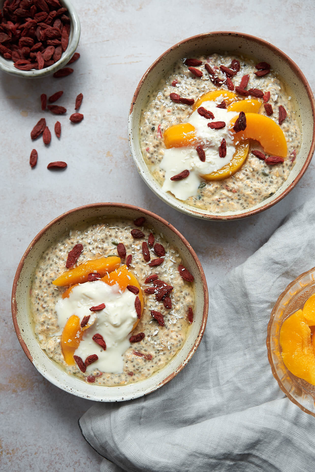 Recipe for goji and peach bircher bowl