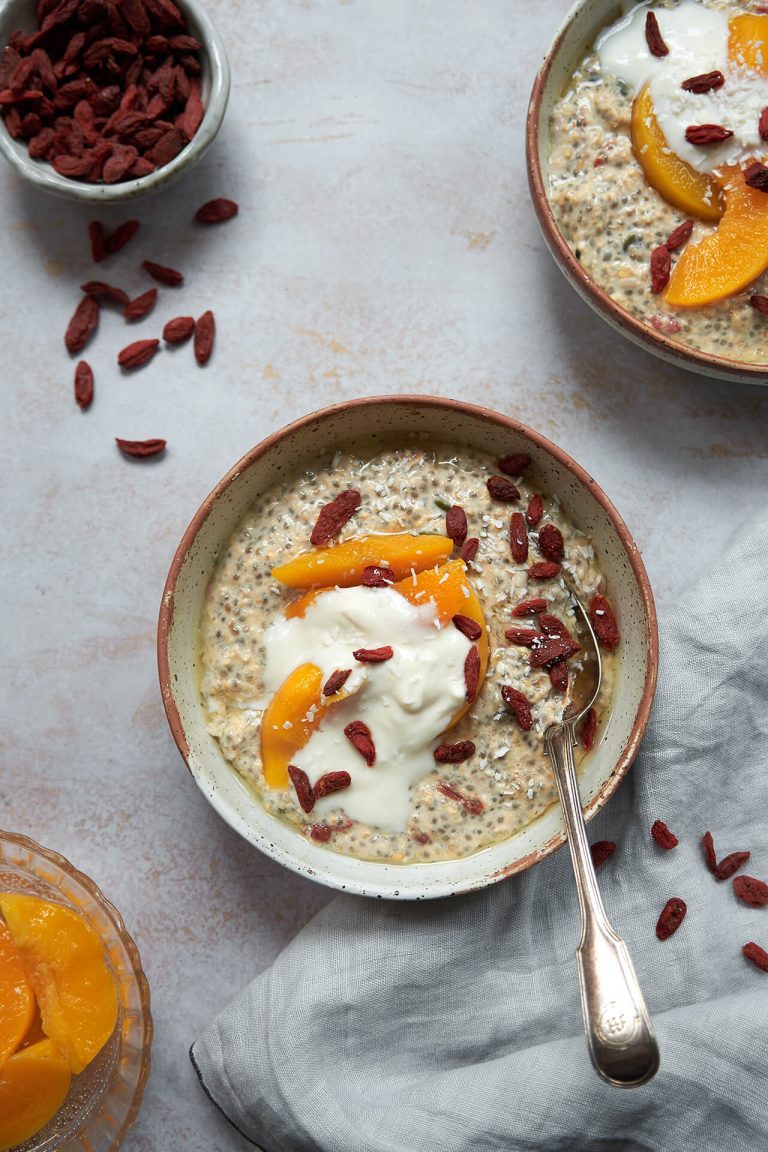 Recipe for goji and peach bircher bowl