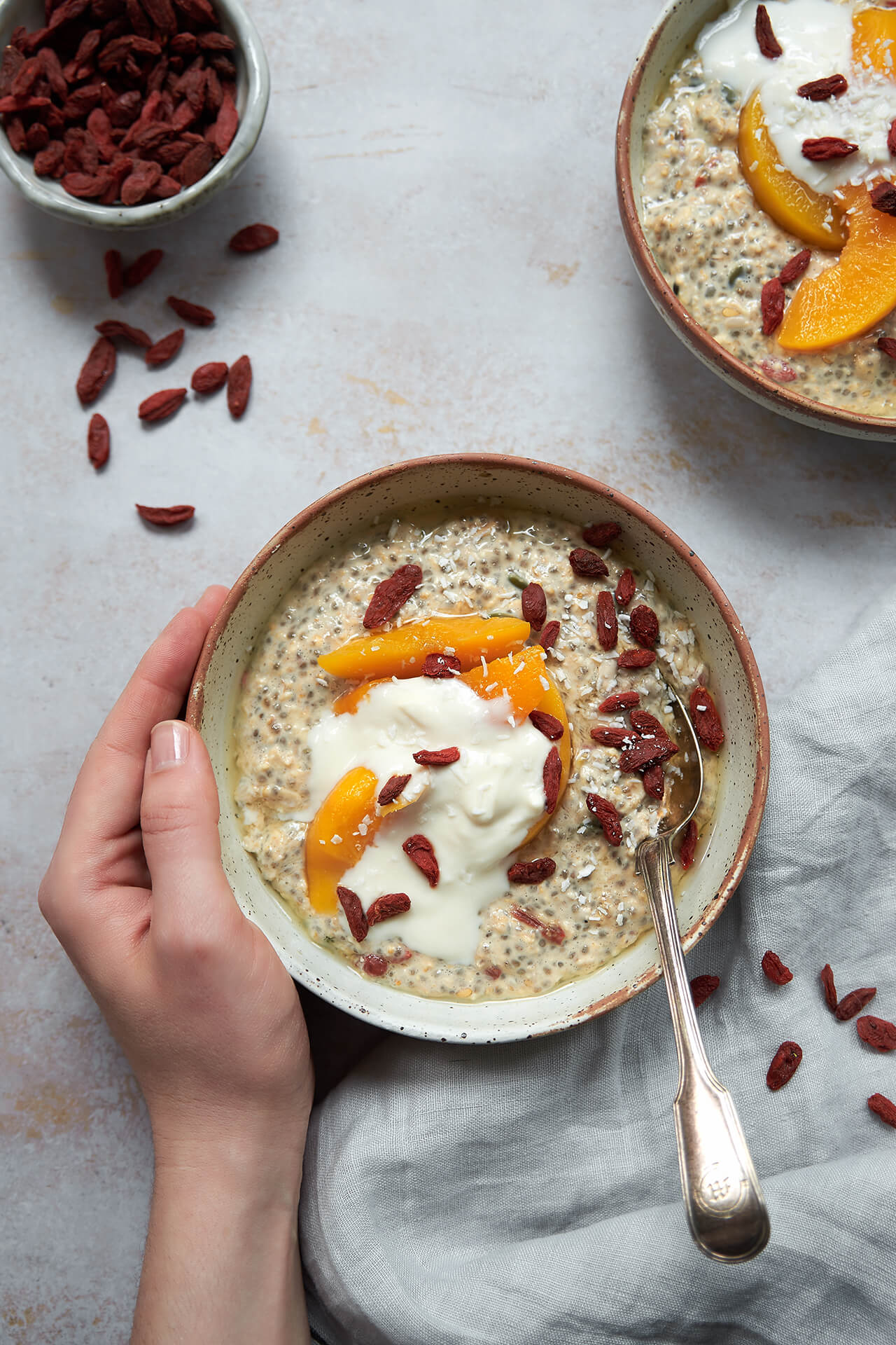 Recipe for goji and peach bircher bowl