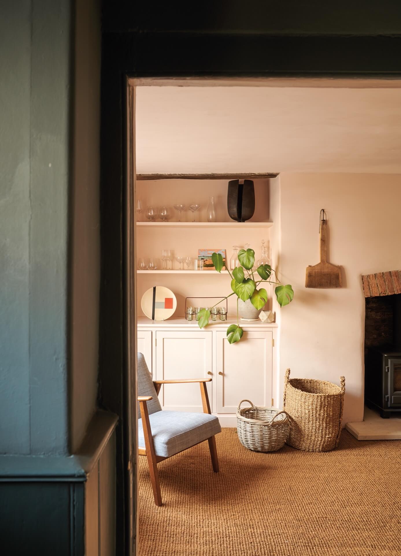 a calm living room that is decorated with warmth but without being cluttered. 